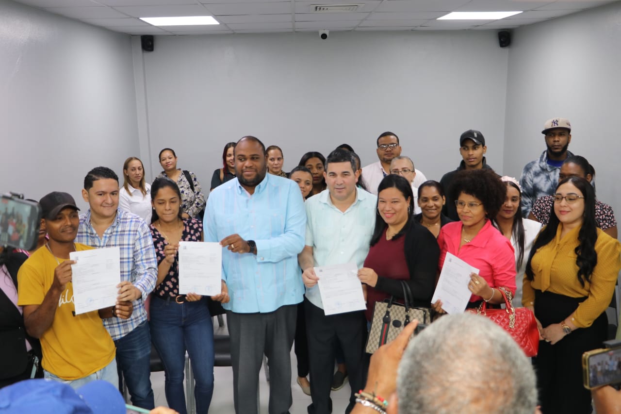 EL DIRECTOR REGIONAL DE SALUD CIBAO OCCIDENTAL, DR. RAMÓN RODRÍGUEZ POSICIONA NUEVO PERSONAL EN EL HOSPITAL ING. LUIS L. BOGAERT DE MAO