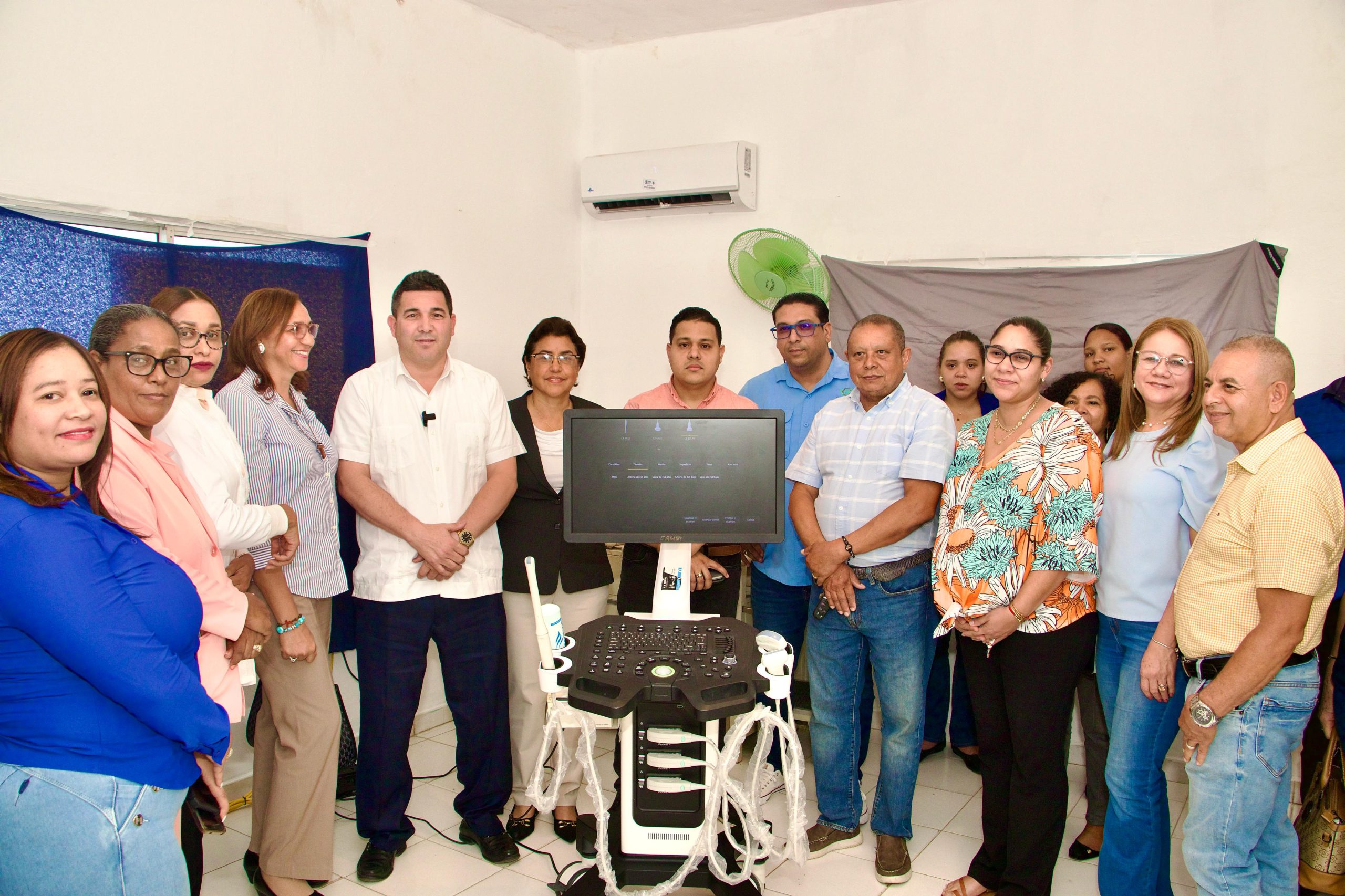 DIRECTOR DEL SRSCNO ENTREGA MODERNO SONÓGRAFO AL HOSPITAL RAMÓN ADRIANO VILLALONA