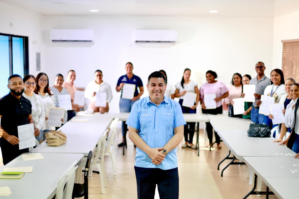 DIRECTOR REGIONAL DEL SRS CIBAO NOROESTE POSESIONA NUEVO PERSONAL ADMINISTRATIVO Y GERENCIAL